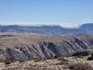 Greben iznad Bašćanske doline s pogledom na Velebit