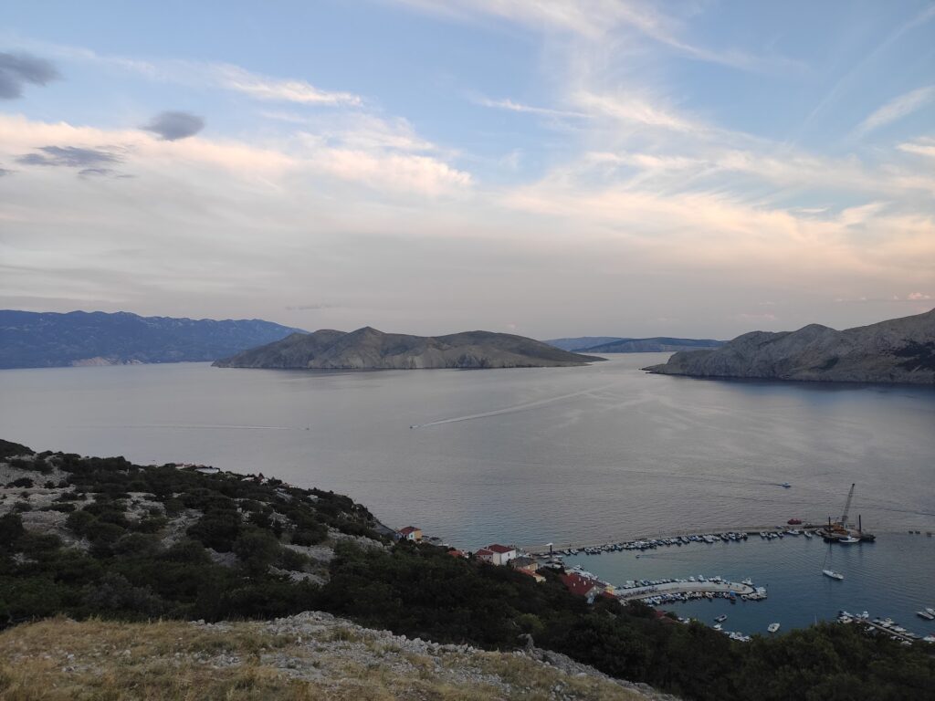 Pogled na Bašku i zaljev s uspona prema Mjesečevu platou