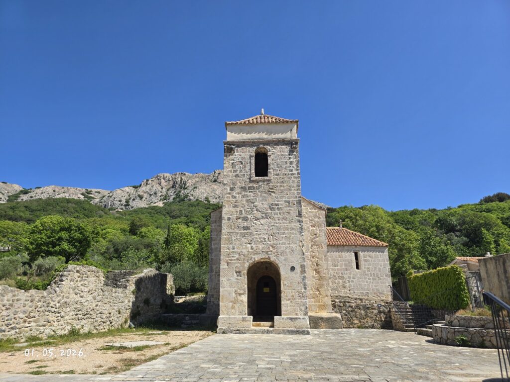 Crkva sv. Lucije i replika Bašćanske ploče u Jurandvoru