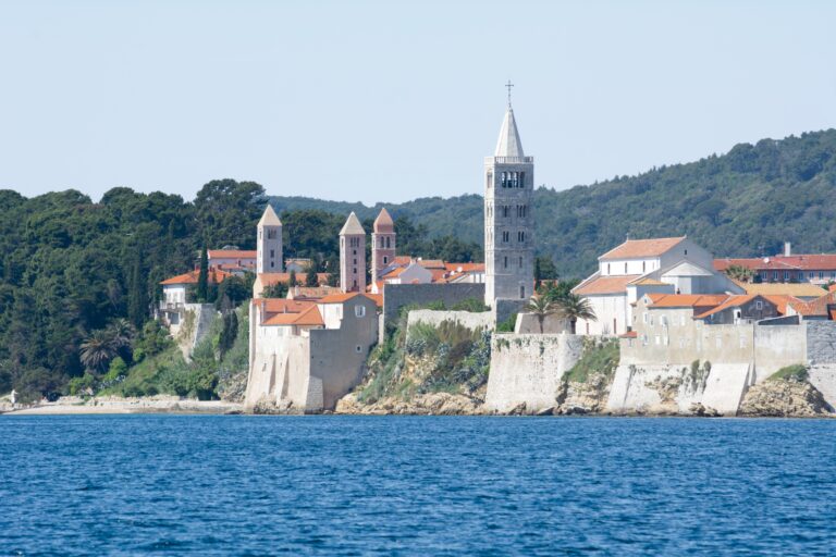 Panorama starog grada Raba iz mora s četiri srednjovjekovna zvonika i gradskim zidinama