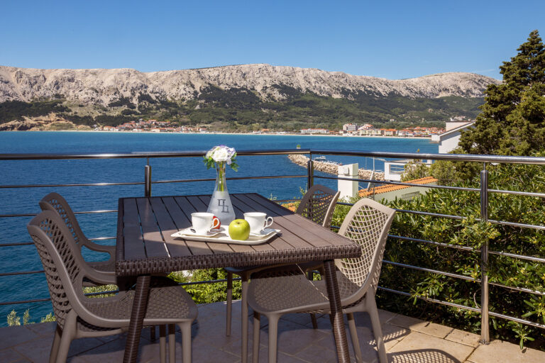 Apartments Kricin II — terasa s pogledom na Vela plažu i planinski masiv