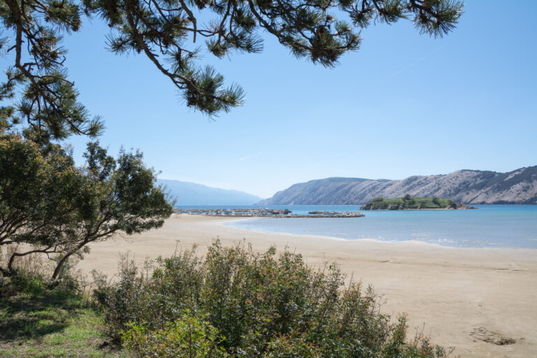 Rajska plaža (Črnika) u Loparu na otoku Rabu — pješčana plaža i plitko tirkizno more