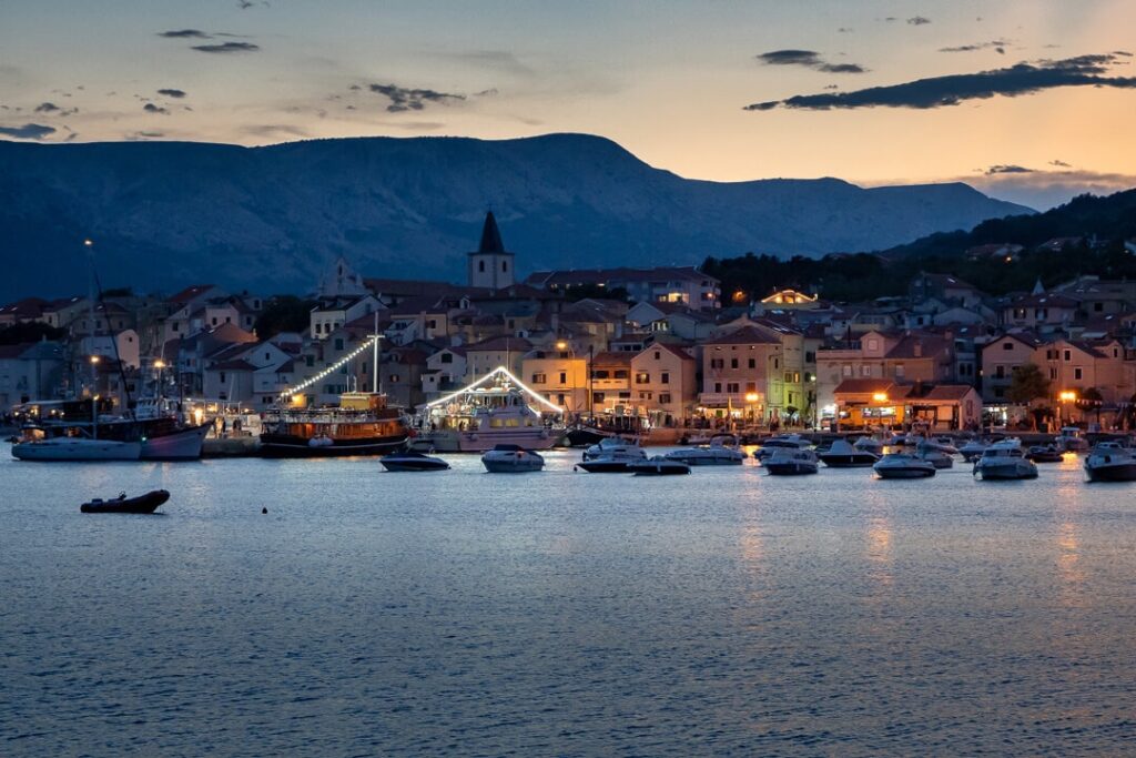 Baška riva u sumrak sa svjetlima