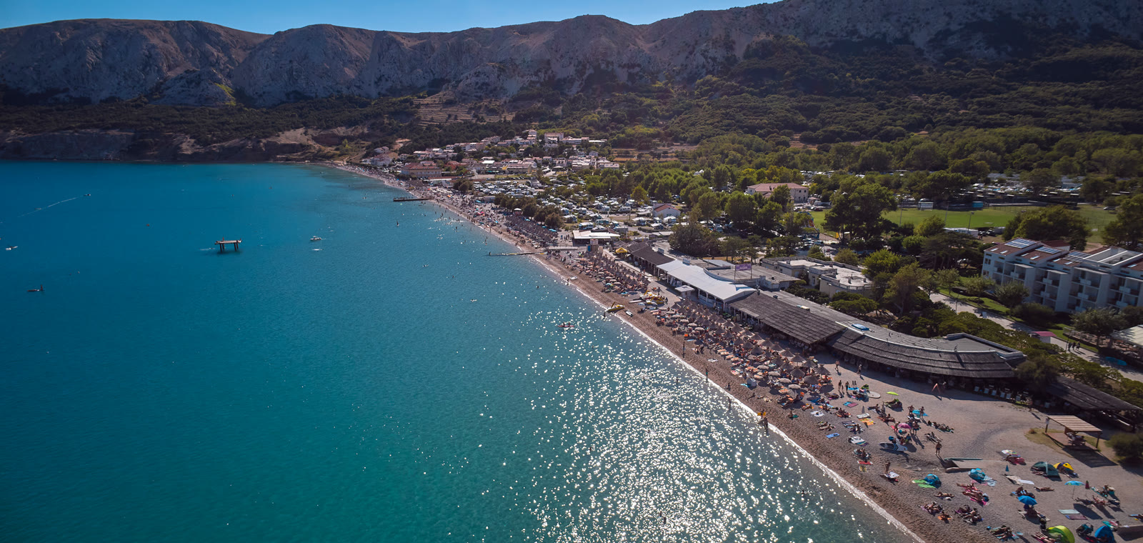 Baška — pogled na plažu i naselje