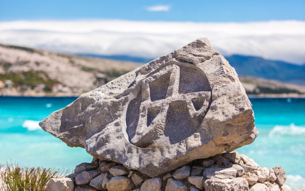 Glagoljaška skulptura panorama plaže Baška