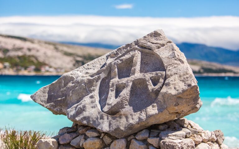 Glagoljaška skulptura panorama plaže Baška