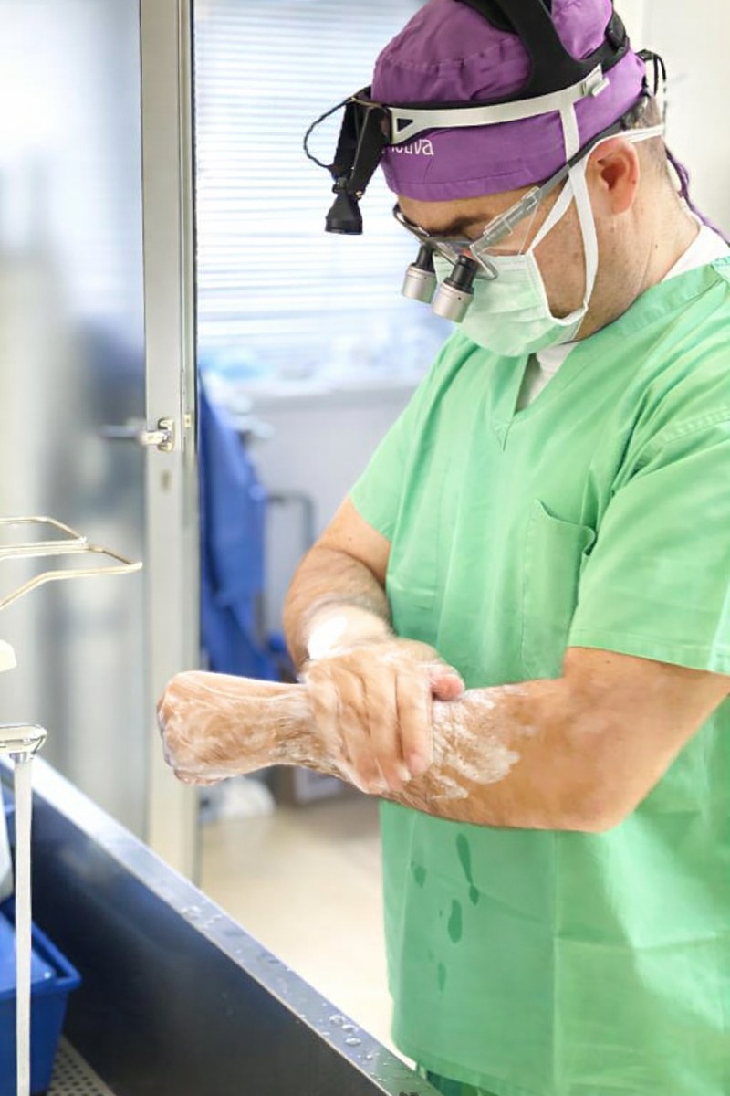 Dr. Damir Juranić u preoperativnoj pripremi — pere ruke prije zahvata