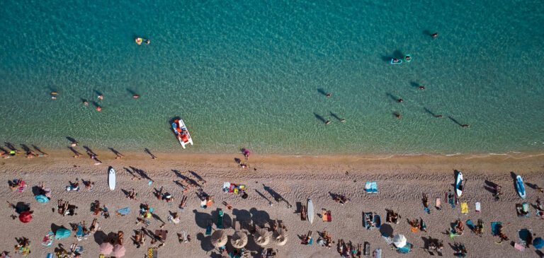 Zračni pogled na Velu plažu u Baški