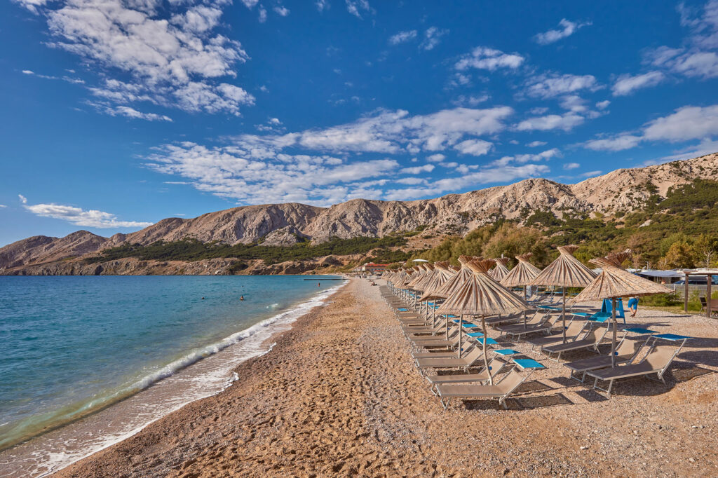 Vela plaža u Baški rano ujutro, prazan šljunak i mirno more