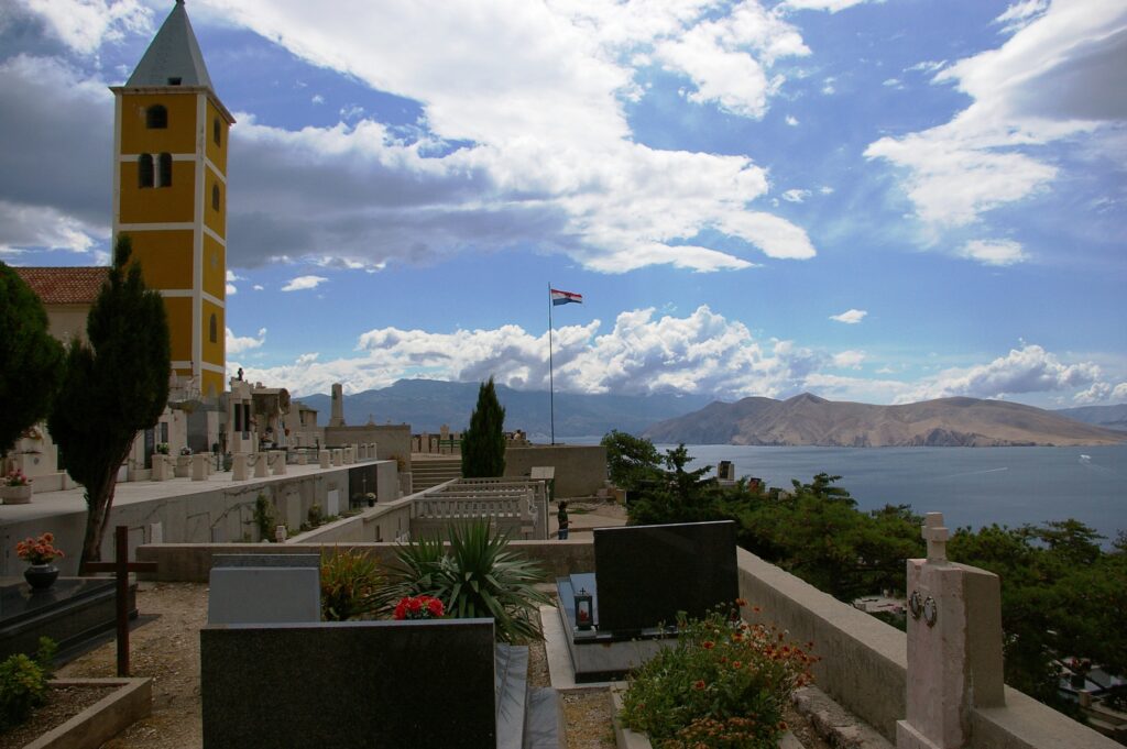 Crkva sv. Ivana Krstitelja i groblje na brdu s pogledom na bašćanski zaljev