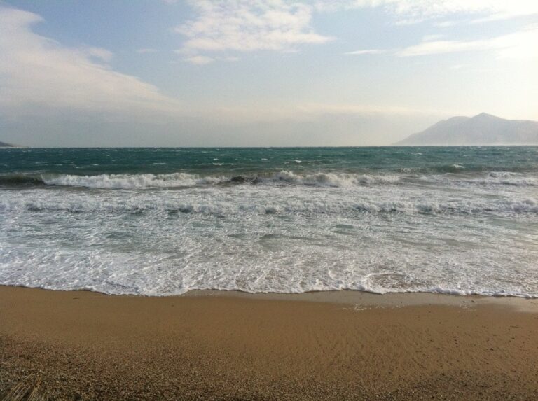 Valovi koje bura podiže na Veloj plaži u Baški