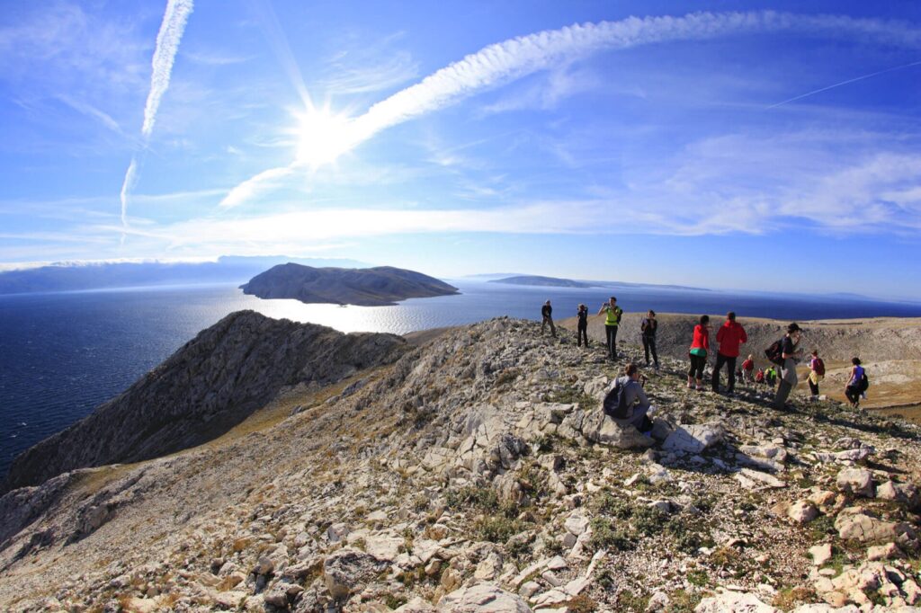 Planinari na vrhu s panoramom otoka Krka
