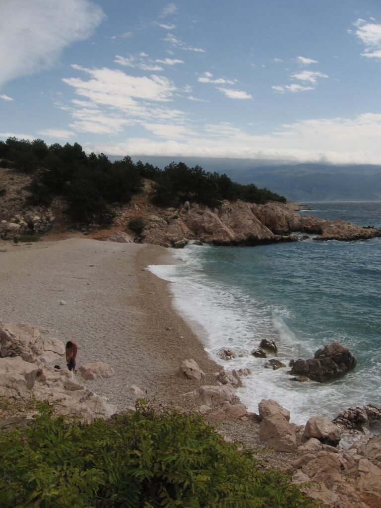Šljunčana plaža Zala u Staroj Baški s borovima u zaleđu