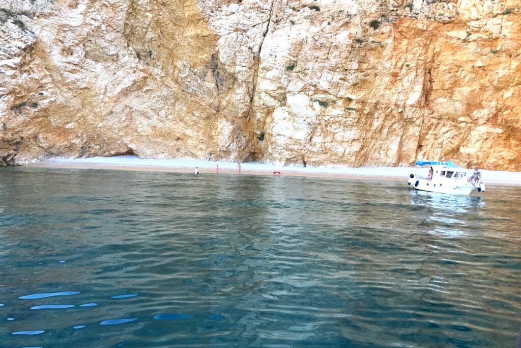 Zlatna plaža ispod okernih litica, pogled s mora, Stara Baška, otok Krk