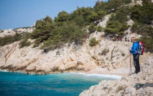 Obalna pješačka staza s pogledom na zaljev
