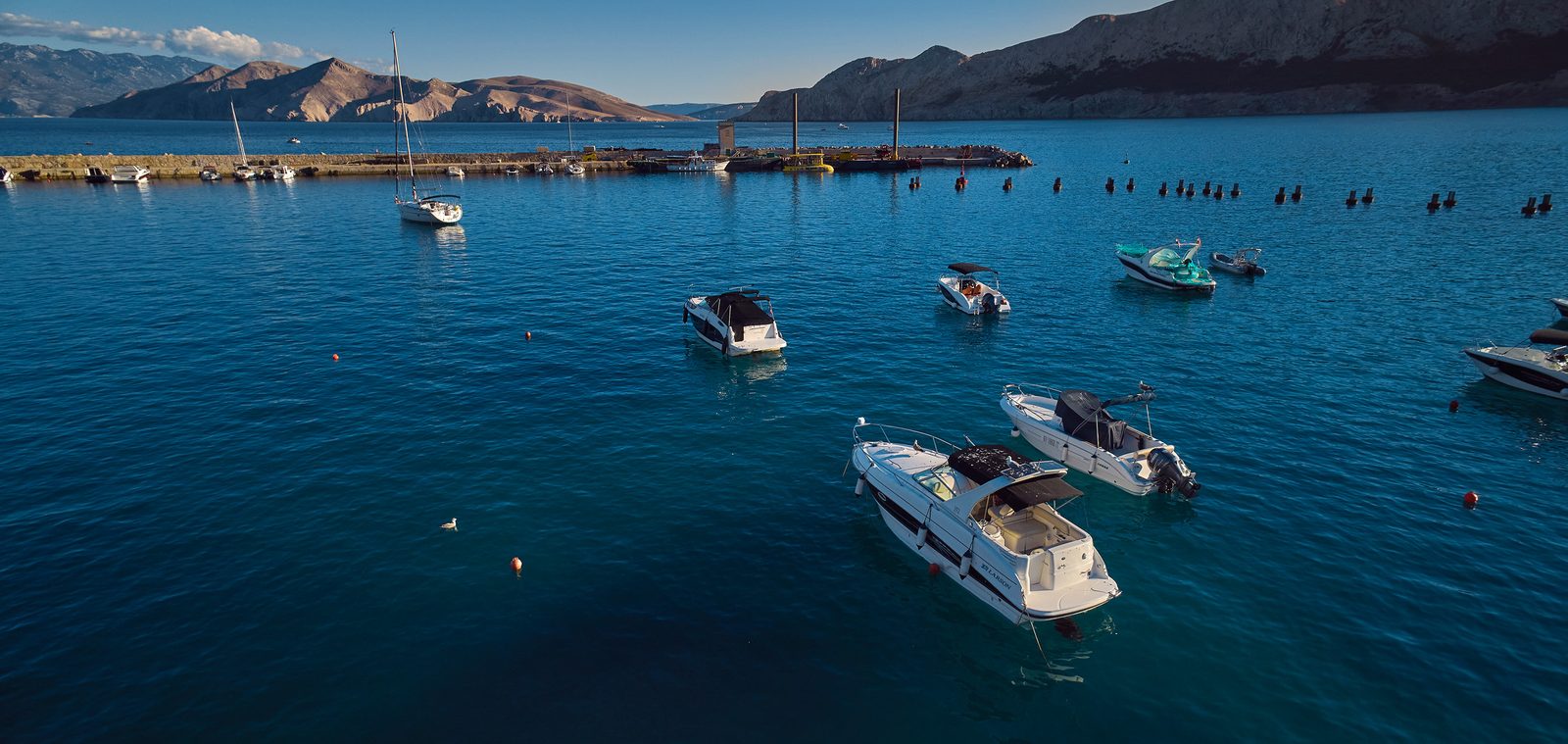 Bašćanska luka i brodovi u zaljevu
