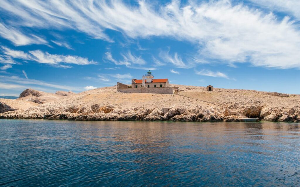 Otok Prvić i svjetionik s mora